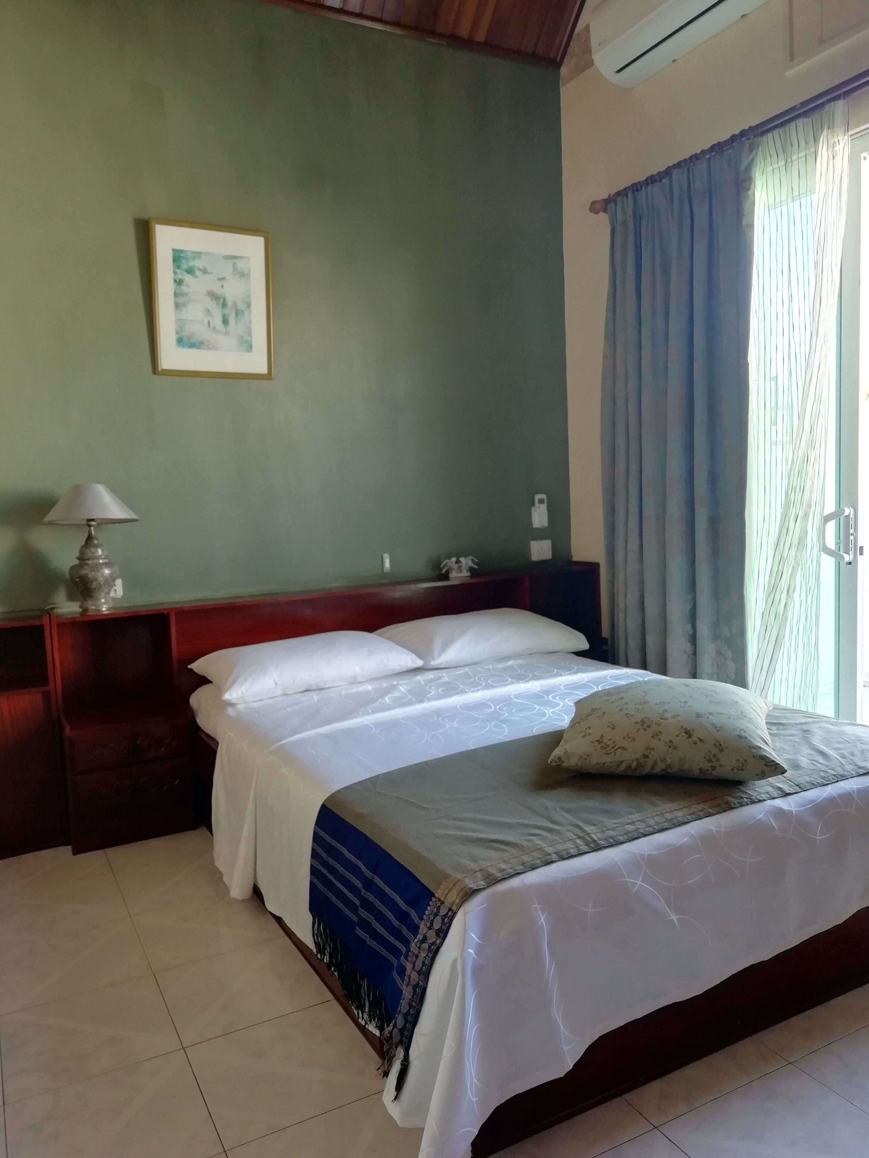 Vila família, 3 quartos, vista para a piscina | 3 quartos, escrivaninha, ferros/tábuas de passar roupa