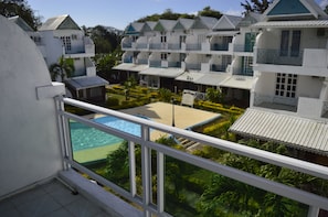 Villa familiale, 3 chambres, vue sur la piscine | Vue du balcon