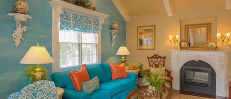 Smart-TV, peis, DVD-spiller og bøker