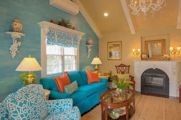 The downstairs is designed as a bright, comfortable 'n' happy place. Come on in!