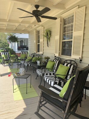 Terrace/patio - Romantic Waterfront Carriage House in Heart of Edenton's Historic District (Edenton)