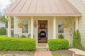 Exterior detail - Romantic Waterfront Carriage House in Heart of Edenton's Historic District (Edenton)