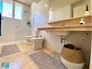 Bathtub, jetted bath, hair dryer, towels - Villa Vista spectacular house in Platja d'Aro with sea views and private pool (Platja d'Aro)