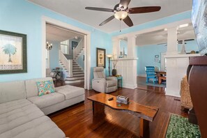 Smart TV, video games, DVD player, books - BEAUTIFUL HOME, HEATED SWIMMING POOL, LARGE COVERED PATIO and Gas Grilling Area (Galveston)