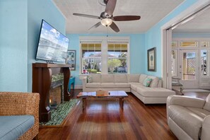 Smart TV, video games, DVD player, books - BEAUTIFUL HOME, HEATED SWIMMING POOL, LARGE COVERED PATIO and Gas Grilling Area (Galveston)