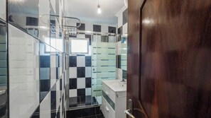 Een douche, een haardroger, handdoeken