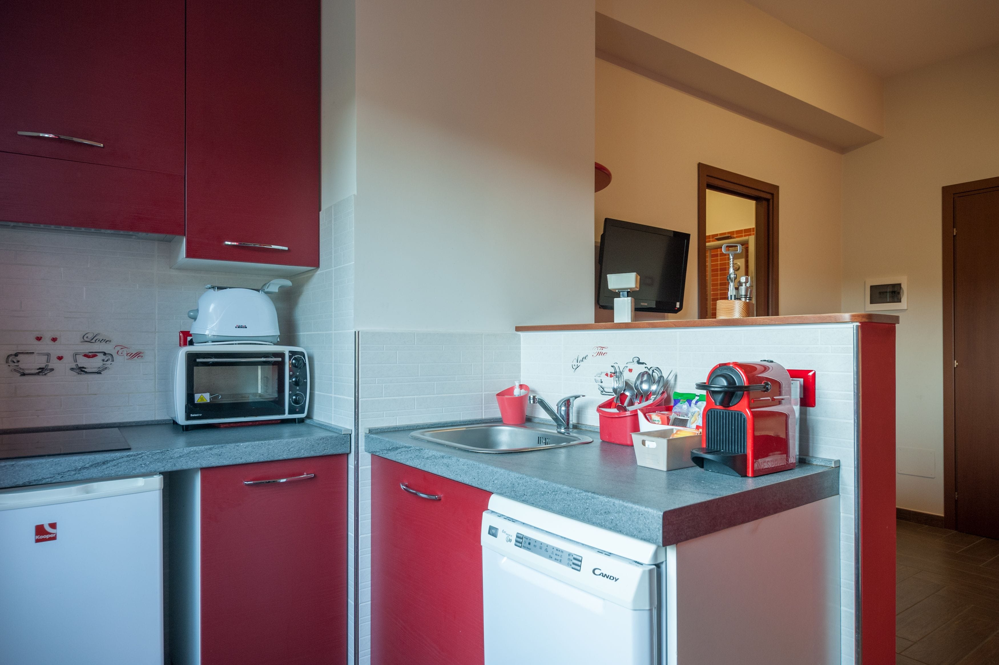 Private kitchenette | Espresso maker, coffee/tea maker, electric kettle