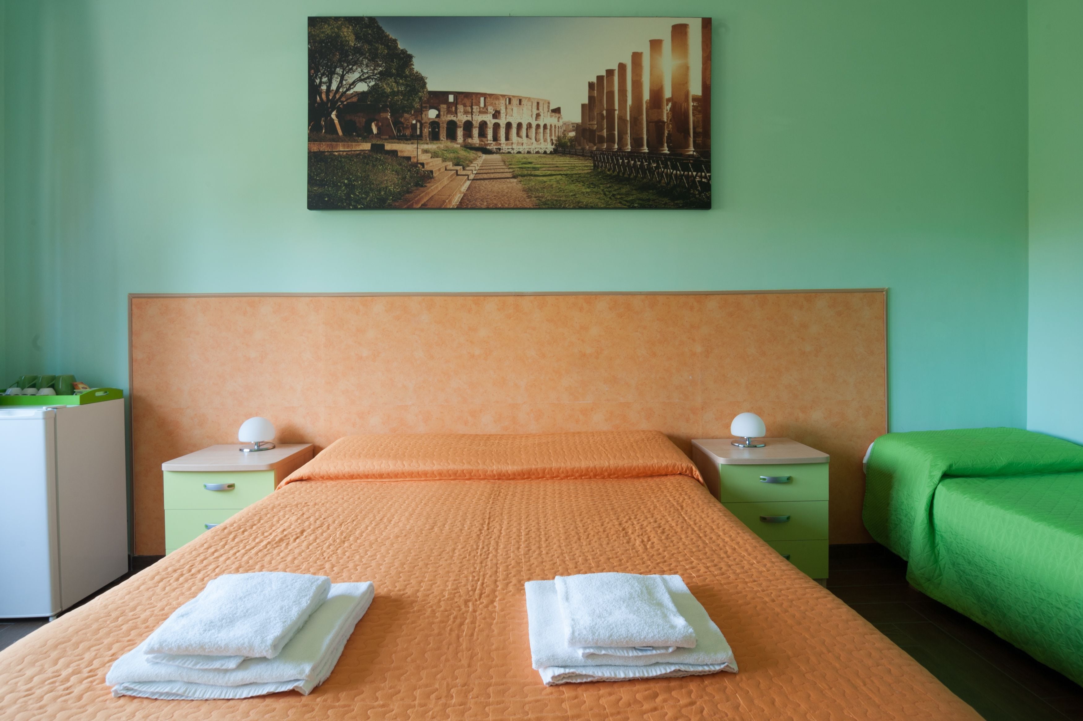 特色装修、特色家居、办公桌、笔记本电脑工作区