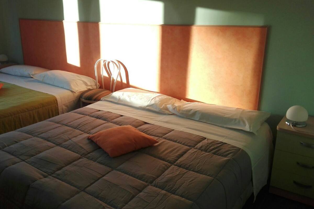 Basic-Doppel- oder -Zweibettzimmer | Individuell dekoriert, individuell eingerichtet, Schreibtisch