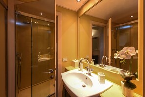 Shower, hair dryer, bidet, towels - Elegant designer apartment in the historic center (Venezia)