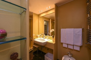 Shower, hair dryer, bidet, towels - Elegant designer apartment in the historic center (Venezia)