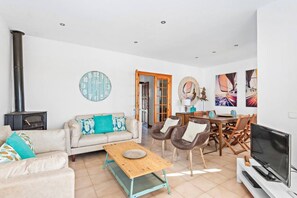 TV - Pilar · ❤️Villa Pilar❤️Frontline with great seaviews ❤️close to Beach ❤️free AC&WiFi (Es Mercadal)