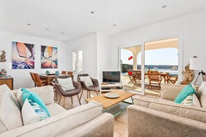 TV - Pilar · ❤️Villa Pilar❤️Frontline with great seaviews ❤️close to Beach ❤️free AC&WiFi (Es Mercadal)