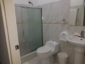 Jetted bath, free toiletries, towels