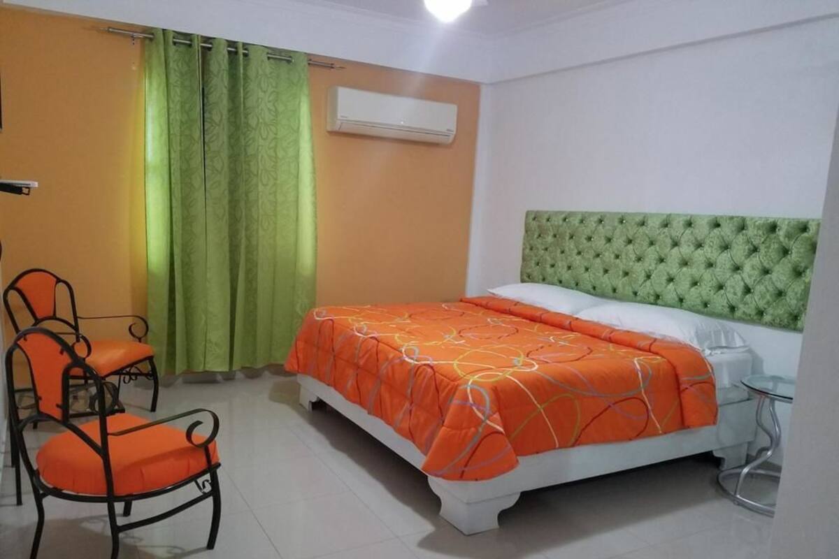 1 habitación, minibar, escritorio y tabla de planchar con plancha