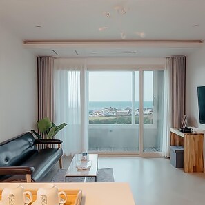 Deluxe Double | Living area | 40-inch flat-screen TV with cable channels, TV, pay films - Bookchon Place Jeju (Jeju City)