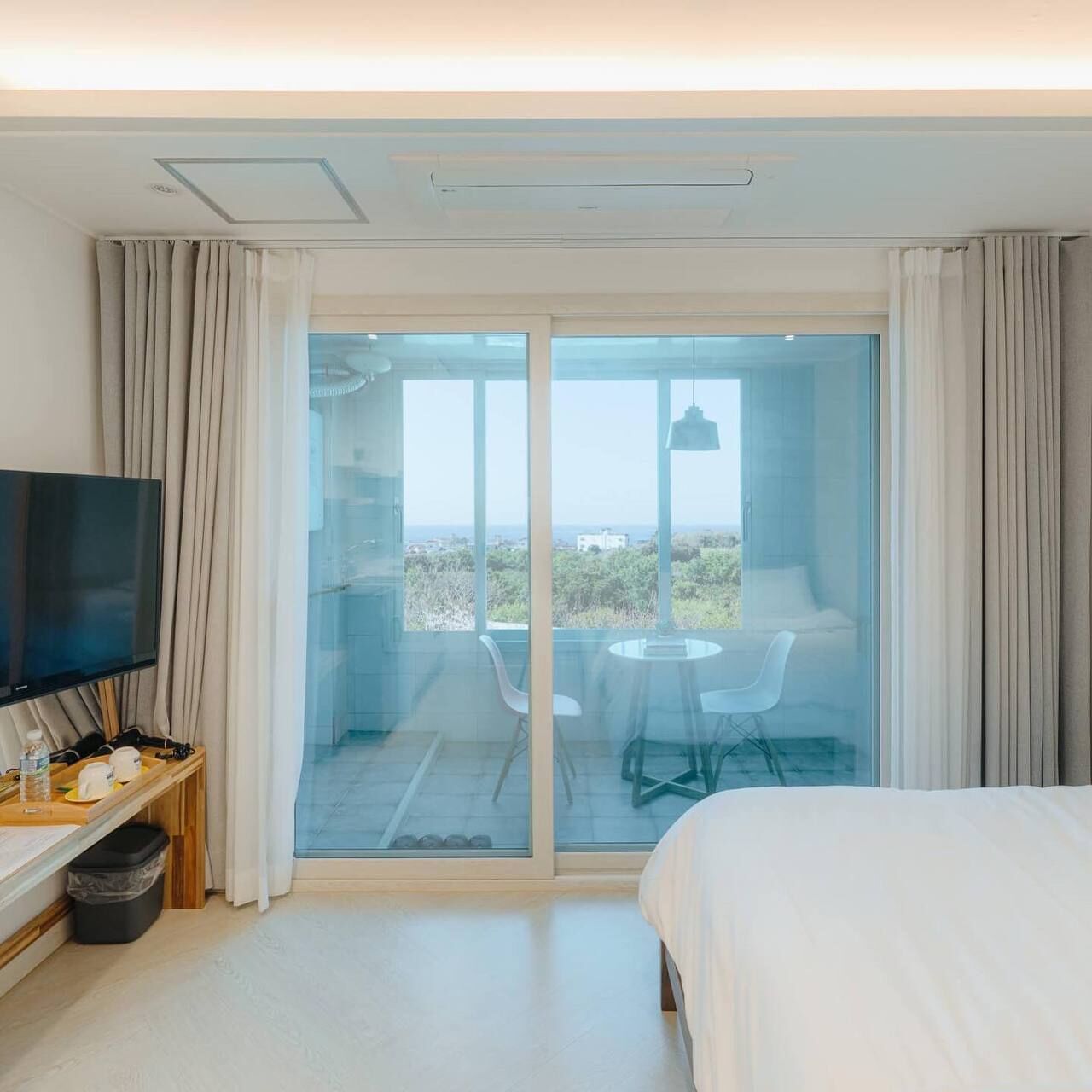 Studio Double | Premium bedding, blackout drapes, soundproofing, free WiFi