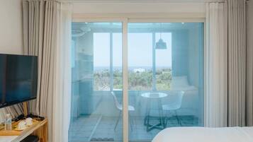 Studio Double | Premium bedding, blackout drapes, soundproofing, free WiFi