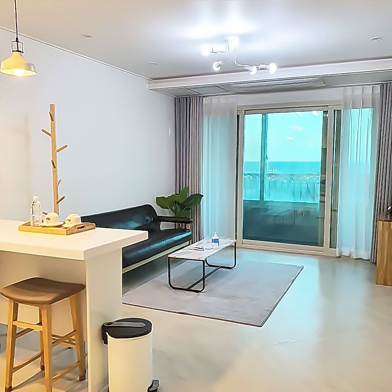 Deluxe Double | Living area | 40-inch flat-screen TV with cable channels, TV, pay movies