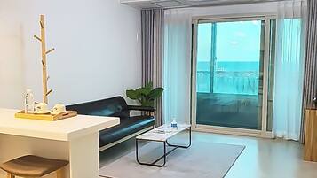 Deluxe Double | Living area | 40-inch flat-screen TV with cable channels, TV, pay movies