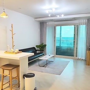 Deluxe Double | Living area | 40-inch flat-screen TV with cable channels, TV, pay films - Bookchon Place Jeju (Jeju City)