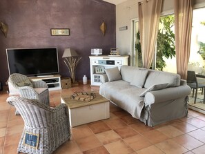 Smart TV, videogames, DVD player, livros