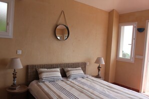 5 chambres, fer et planche à repasser, lit de bébé portatif