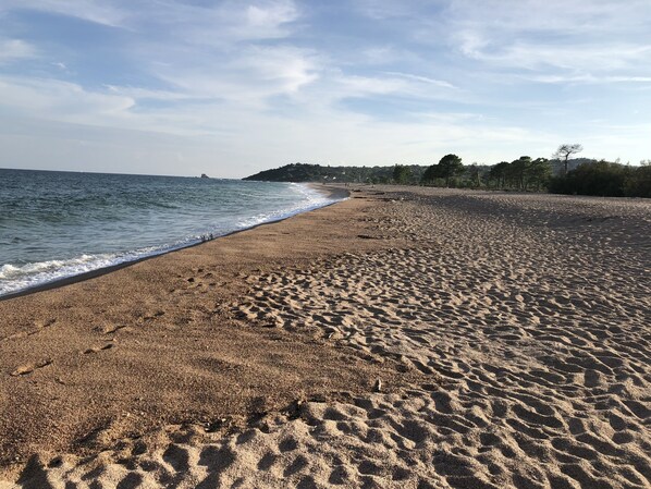 A beach with a clear sky and calm sea. - LUXURY VILLA - PANORAMIC SEA VIEW - BEACHFRONT - SWIMMING POOL & JACUZZI (Conca)