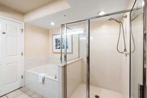 Ensemble baignoire-douche, serviettes fournies