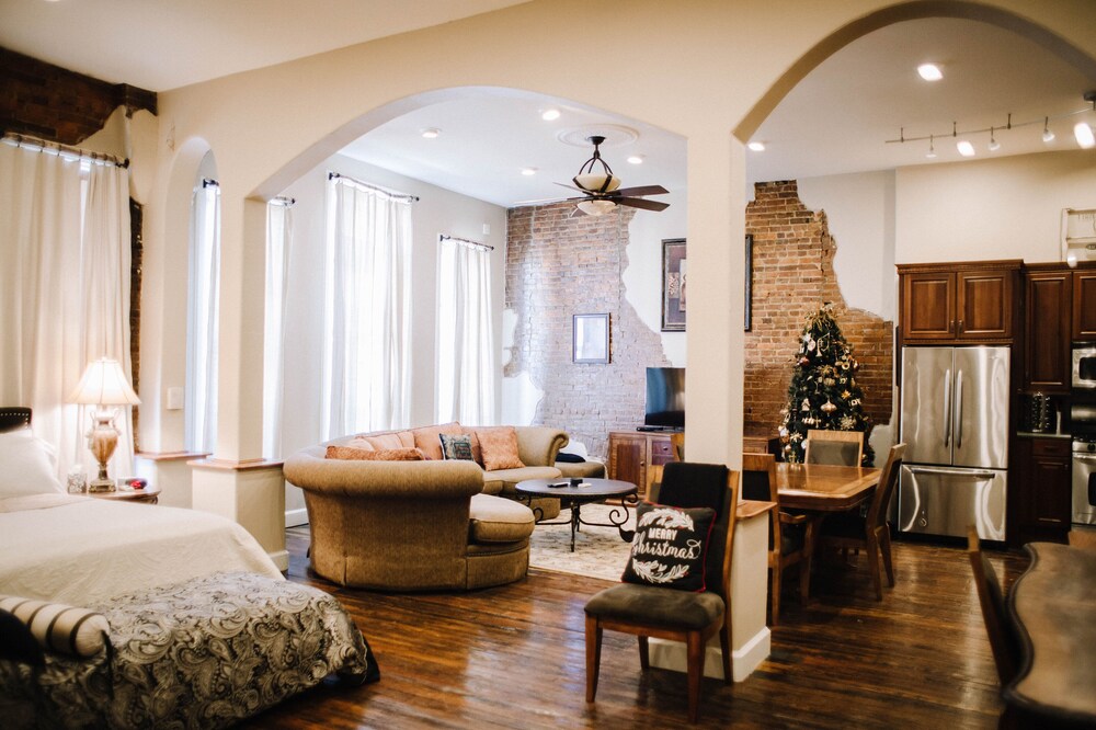 Crossroads Loft: Steps from Rt. 66 & Carthage Square