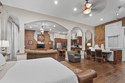 Crossroads Loft:  Steps from Rt. 66 & Carthage Square