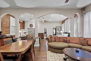 TV, DVD player, livros, videoteca