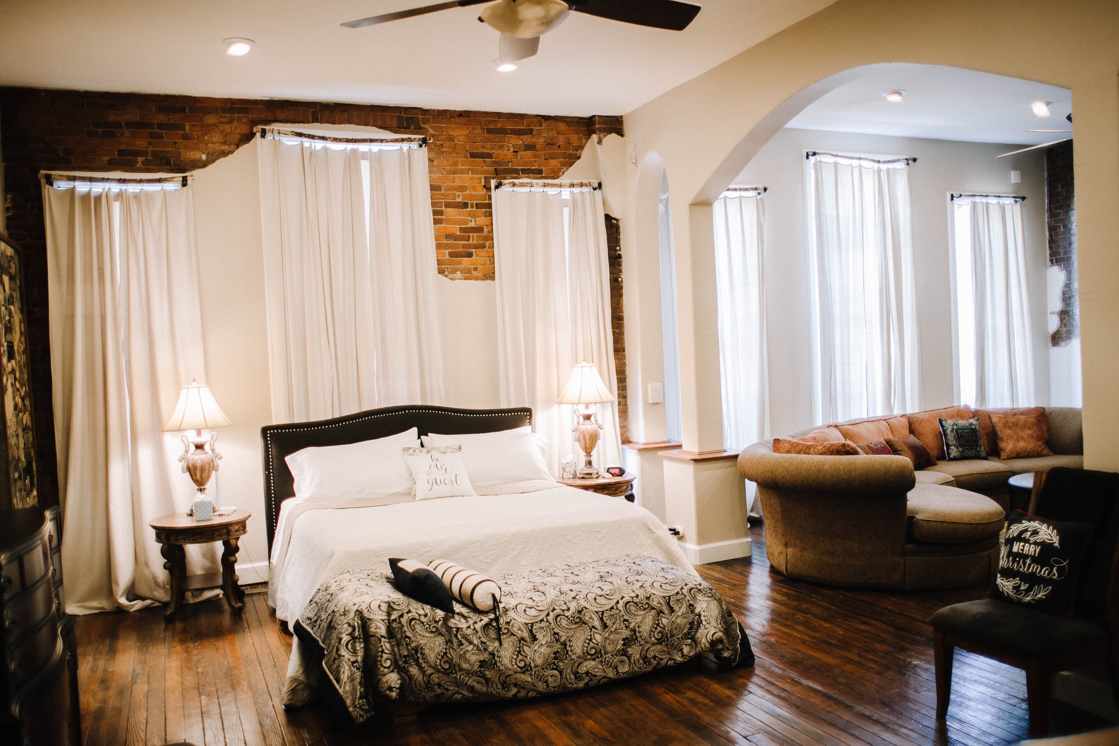 Crossroads Loft:  Steps from Rt. 66 & Carthage Square