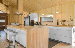 Kjøleskap, kokeplater, oppvaskmaskin og kaffetrakter/tekoker