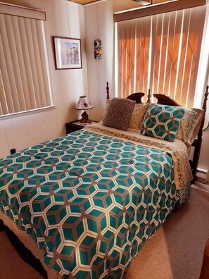 3 chambres, bureau, fer et planche à repasser, lit parapluie