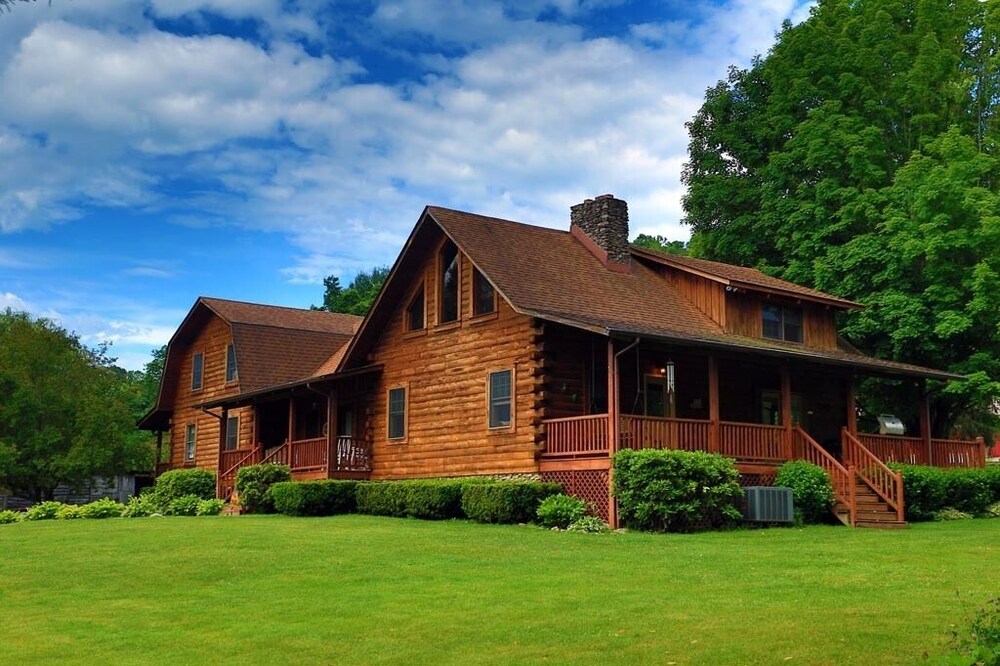Quality Time Together! Log Cabin Sleeps 28 Kids Love It!