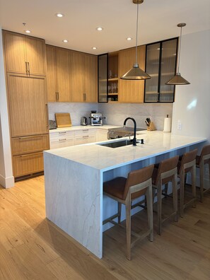 Fridge, microwave, oven, stovetop - Ski-In/Out, Luxury Home on Whistler Mountain, Taluswood neighbourhood.
Sleeps 10 (Whistler)