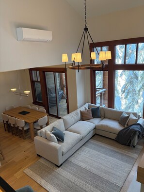 Smart TV, fireplace, DVD player, stereo - Ski-In/Out, Luxury Home on Whistler Mountain, Taluswood neighbourhood.
Sleeps 10 (Whistler)