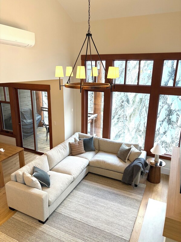 Smart TV, fireplace, DVD player, stereo