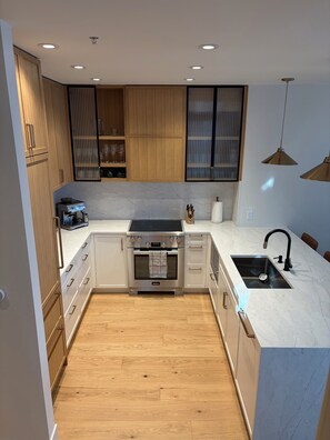 Fridge, microwave, oven, stovetop - Ski-In/Out, Luxury Home on Whistler Mountain, Taluswood neighbourhood.
Sleeps 10 (Whistler)