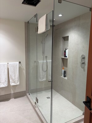 Bathtub, hair dryer, towels, soap - Ski-In/Out, Luxury Home on Whistler Mountain, Taluswood neighbourhood.
Sleeps 10 (Whistler)