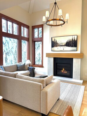 Smart TV, fireplace, DVD player, stereo - Ski-In/Out, Luxury Home on Whistler Mountain, Taluswood neighbourhood.
Sleeps 10 (Whistler)