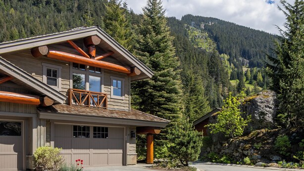 Un chalet doté d’un garage, d’un porche abrité et surplombant les montagnes.