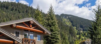 Ski-In/Out, Luxury Home on Whistler Mountain, Taluswood neighbourhood.
Sleeps 10