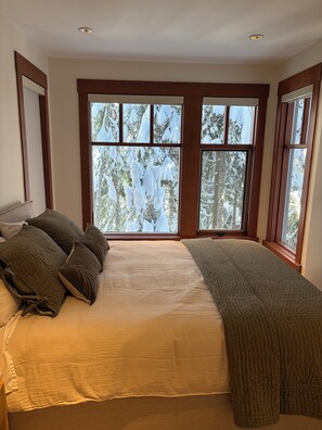 4 bedrooms, iron/ironing board, travel cot, free WiFi