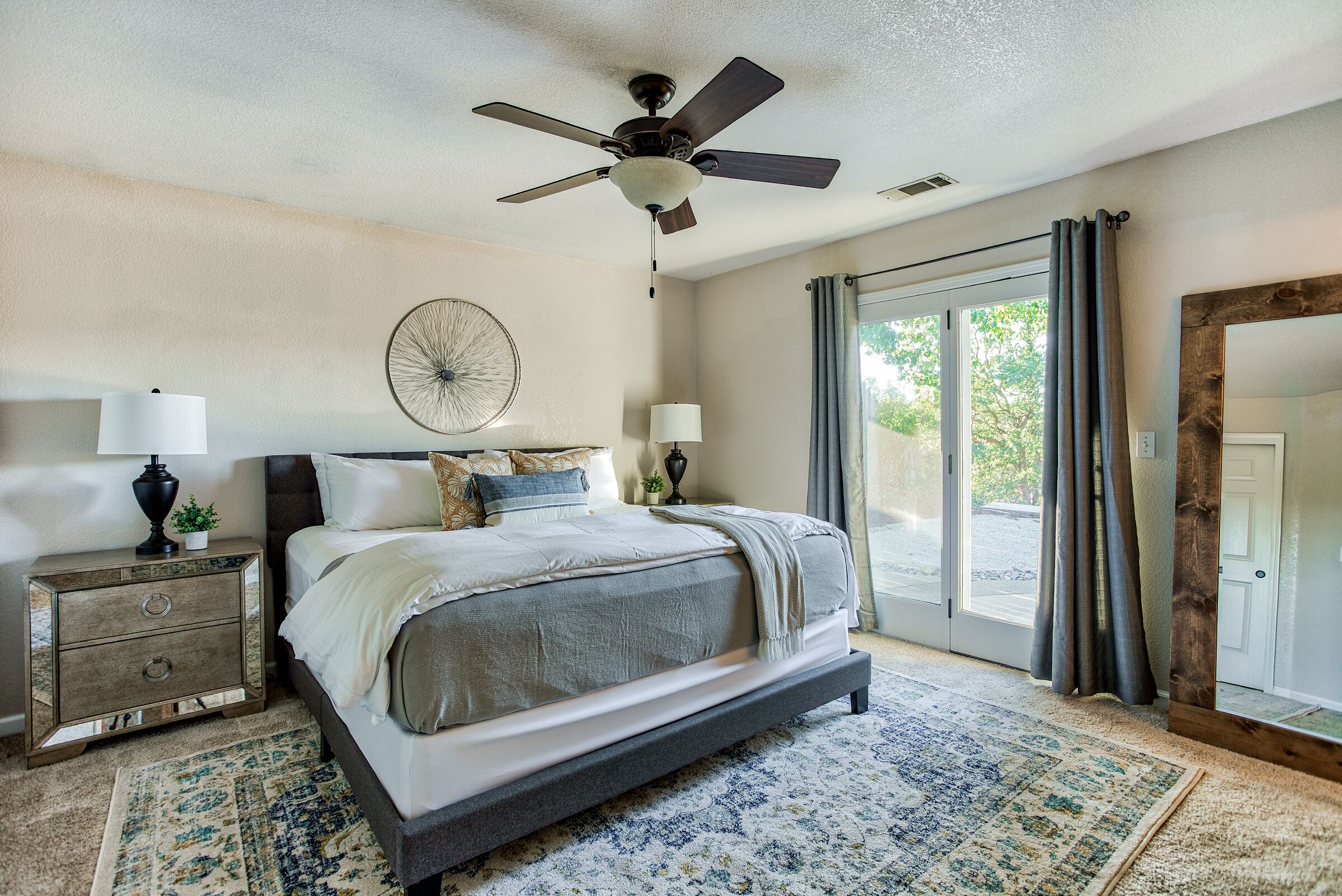 4 habitaciones, tabla de planchar con plancha y cuna de viaje 