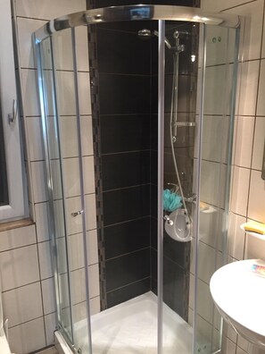 Duschwanne, Haartrockner, Handtücher, Seife