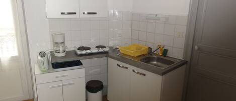 Fridge, microwave, oven, coffee/tea maker