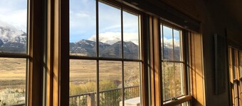 Yellowstone Archview Guesthouse- Stunning Views For Your Ultimate Family Getaway