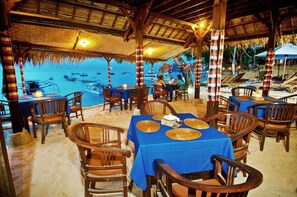 Breakfast, lunch and dinner served - Lumbung Bali Huts (Lembongan Island)